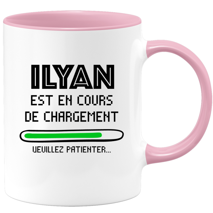 quotedazur - Mug Ilyan Est En Cours De Chargement Veuillez Patienter - Cadeau Ilyan Prénom Homme Personnalisé - Cadeau Annniversaire Noël Adolescent Collègue