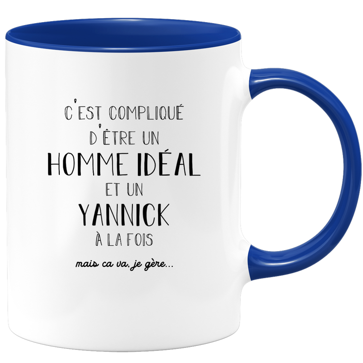 quotedazur - Mug Compliqué D'Être Un Homme Idéal Et Un Yannick Mais Ça Va Je Gère - Cadeau Humour Prénom - Idée Cadeau Famille Saint Valentin - Tasse Prénom Yannick