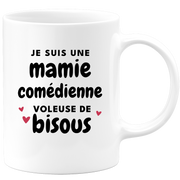 quotedazur - Mug Je Suis Une Mamie Comédienne Voleuse De Bisous - Cadeau Fête Des Grand Mères Original - Idée Cadeau Pour Anniversaire Mémé Théâtre - Cadeau Future Mamy Naissance