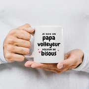 quotedazur - Mug Je Suis Un Papa Volleyeur Voleur De Bisous - Cadeau Fête Des Pères Original - Idée Cadeau Pour Anniversaire Papa - Cadeau Pour Futur Papa Naissance