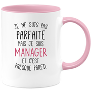 quotedazur - Mug Je Ne Suis Pas Parfaite Mais Je Suis Manager Et C'est Presque Pareil - Cadeau Humour Métier Travail  - Idée Cadeau Manager Pot De Départ Cheffe Mutation - Tasse Cadeau Noël Bureau