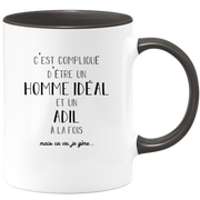 quotedazur - Mug Compliqué D'Être Un Homme Idéal Et Un Adil Mais Ça Va Je Gère - Cadeau Humour Prénom - Idée Cadeau Famille Saint Valentin - Tasse Prénom Adil