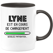 quotedazur - Mug Lyne Est En Cours De Chargement Veuillez Patienter - Cadeau Lyne Prénom Femme Personnalisé - Cadeau Annniversaire Noël Adolescent Collègue