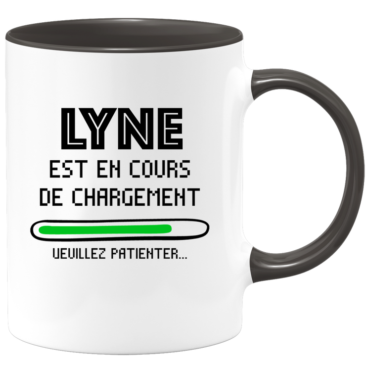 quotedazur - Mug Lyne Est En Cours De Chargement Veuillez Patienter - Cadeau Lyne Prénom Femme Personnalisé - Cadeau Annniversaire Noël Adolescent Collègue