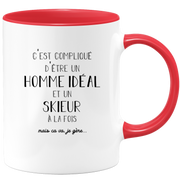 quotedazur - Mug C'est Compliqué d'Être un Homme Idéal et un Skieur à la Fois Mais Ça Va Je Gère - Idée Cadeau Humoristique pour Skieurs, Anniversaires, Noël