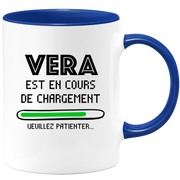 quotedazur - Mug Vera Est En Cours De Chargement Veuillez Patienter - Cadeau Vera Prénom Femme Personnalisé - Cadeau Annniversaire Noël Adolescent Collègue