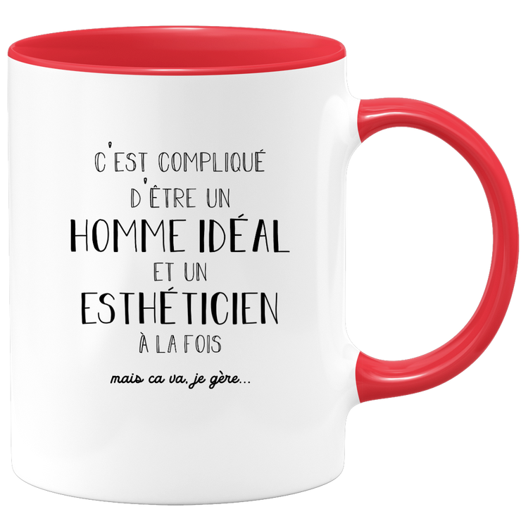 quotedazur - Mug Compliqué D'Être Un Homme Idéal Et Un Estheticien  À La Fois Mais Ca Va Je Gère - Cadeau Humour Métier Travail - Idée Cadeau Pot De Départ Chef  - Tasse Cadeau Retraite Noël