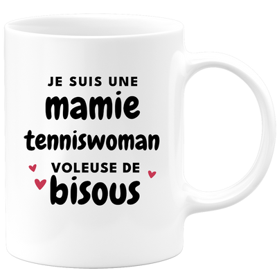 quotedazur - Mug Je Suis Une Mamie Tenniswoman Voleuse De Bisous - Cadeau Fête Des Grand Mères Original - Idée Cadeau Pour Anniversaire Mémé Tennis - Cadeau Future Mamy Naissance