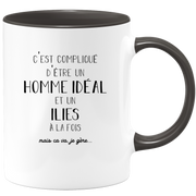 quotedazur - Mug Compliqué D'Être Un Homme Idéal Et Un Ilies Mais Ça Va Je Gère - Cadeau Humour Prénom - Idée Cadeau Famille Saint Valentin - Tasse Prénom Ilies