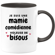 quotedazur - Mug Je Suis Une Mamie Comédienne Voleuse De Bisous - Cadeau Fête Des Grand Mères Original - Idée Cadeau Pour Anniversaire Mémé Théâtre - Cadeau Future Mamy Naissance