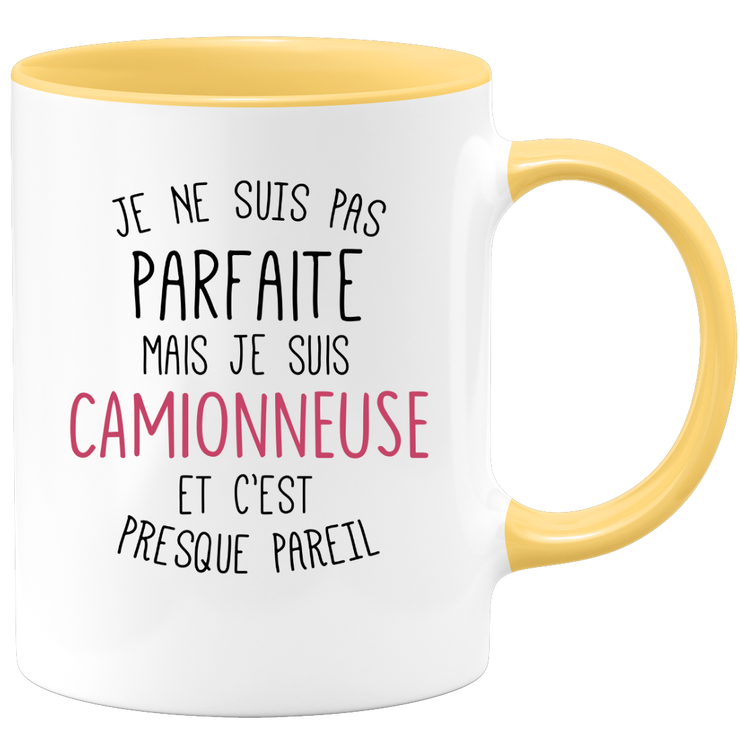 quotedazur - Mug Je Ne Suis Pas Parfaite Mais Je Suis Camionneuse Et C'Est Presque Pareil - Cadeau Humour Métier Travail  - Idée Cadeau Camionneuse Pot De Départ Cheffe  - Tasse Cadeau Noël