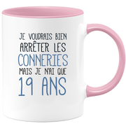 quotedazur - Mug J'Aimerai Bien Arrêter Les Conneries Mais Je N'Ai Que 19 Ans - Idée Cadeau Anniversaire 19 Ans Homme Femme - Tasse Idée Cadeau Original, Humour, Drôle, Rigolo, Fun