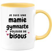 quotedazur - Mug Je Suis Une Mamie Gymnaste Voleuse De Bisous - Cadeau Fête Des Grand Mères Original - Idée Cadeau Pour Anniversaire Mémé Gymnastique - Cadeau Future Mamy Naissance