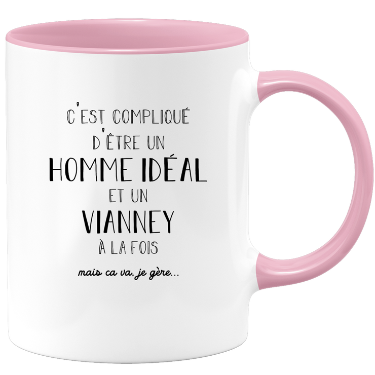 quotedazur - Mug Compliqué D'Être Un Homme Idéal Et Un Vianney Mais Ça Va Je Gère - Cadeau Humour Prénom - Idée Cadeau Famille Saint Valentin - Tasse Prénom Vianney