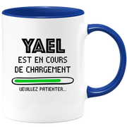 quotedazur - Mug Yael Est En Cours De Chargement Veuillez Patienter - Cadeau Yael Prénom Femme Personnalisé - Cadeau Annniversaire Noël Adolescent Collègue