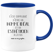 quotedazur - Mug Compliqué D'Être Un Homme Idéal Et Un Estheticien  À La Fois Mais Ca Va Je Gère - Cadeau Humour Métier Travail - Idée Cadeau Pot De Départ Chef  - Tasse Cadeau Retraite Noël