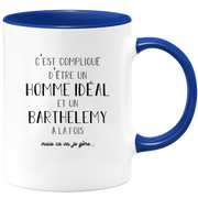 quotedazur - Mug Compliqué D'Être Un Homme Idéal Et Un Barthelemy Mais Ça Va Je Gère - Cadeau Humour Prénom - Idée Cadeau Famille Saint Valentin - Tasse Prénom Barthelemy