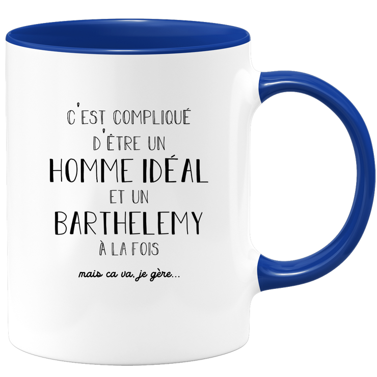 quotedazur - Mug Compliqué D'Être Un Homme Idéal Et Un Barthelemy Mais Ça Va Je Gère - Cadeau Humour Prénom - Idée Cadeau Famille Saint Valentin - Tasse Prénom Barthelemy