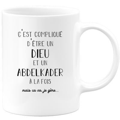 quotedazur - Mug Compliqué D'Être Un Dieu Et Un Abdelkader Mais Ça Va Je Gère - Cadeau Humour Prénom - Idée Cadeau Famille Saint Valentin - Tasse Prénom Abdelkader