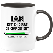 quotedazur - Mug Ian Est En Cours De Chargement Veuillez Patienter - Cadeau Ian Prénom Homme Personnalisé - Cadeau Annniversaire Noël Adolescent Collègue