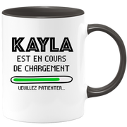 quotedazur - Mug Kayla Est En Cours De Chargement Veuillez Patienter - Cadeau Kayla Prénom Femme Personnalisé - Cadeau Annniversaire Noël Adolescent Collègue