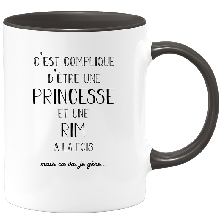 quotedazur - Mug Prénom Rim Compliqué D'Être Une Princesse Et Une Rim Mais Ca Va Je Gère - Cadeau Humour Prénom - Idée Cadeau Famille Saint Valentin - Tasse Prénom Rim - Idéal Pour Noël Au Bureau