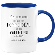 quotedazur - Mug Compliqué D'Être Un Homme Idéal Et Un Valentino Mais Ça Va Je Gère - Cadeau Humour Prénom - Idée Cadeau Famille Saint Valentin - Tasse Prénom Valentino