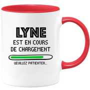 quotedazur - Mug Lyne Est En Cours De Chargement Veuillez Patienter - Cadeau Lyne Prénom Femme Personnalisé - Cadeau Annniversaire Noël Adolescent Collègue