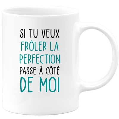 quotedazur - Mug Frôler La Perfection - Cadeau Collègue Retraite - Idée Cadeau Original, Humour Femme - Tasse Couple Saint Valentin - Gadget Geek Homme - Idéal Anniversaire Soeur Ou Meilleure Amie