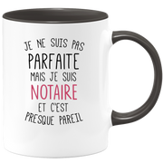 quotedazur - Mug Je Ne Suis Pas Parfaite Mais Je Suis Notaire Et C'est Presque Pareil - Cadeau Humour Métier Travail  - Idée Cadeau Notaire Pot De Départ Cheffe Mutation - Tasse Cadeau Noël Bureau