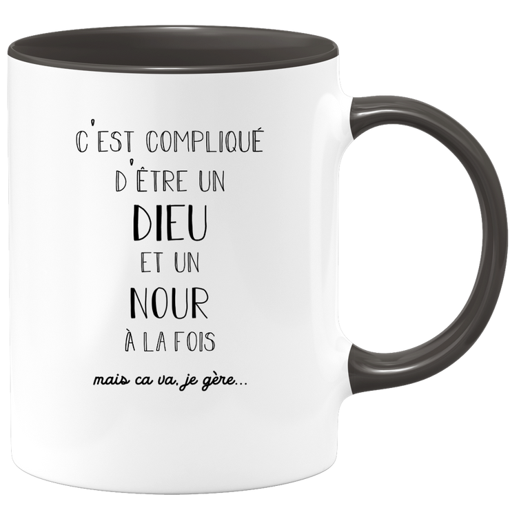 quotedazur - Mug Compliqué D'Être Un Dieu Et Un Nour Mais Ça Va Je Gère - Cadeau Humour Prénom - Idée Cadeau Famille Saint Valentin - Tasse Prénom Nour