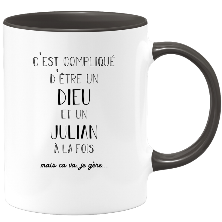 quotedazur - Mug Compliqué D'Être Un Dieu Et Un Julian Mais Ça Va Je Gère - Cadeau Humour Prénom - Idée Cadeau Famille Saint Valentin - Tasse Prénom Julian