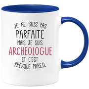 quotedazur - Mug Je Ne Suis Pas Parfaite Mais Je Suis Archeologue Et C'Est Presque Pareil - Cadeau Humour Métier Travail  - Idée Cadeau Archeologue Pot De Départ Cheffe  - Tasse Cadeau Noël