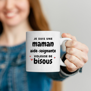 quotedazur - Mug Je Suis Une Maman Aide-Soignante Voleuse De Bisous - Cadeau Fête Des Mères Original - Idée Cadeau Pour Anniversaire Maman - Cadeau Pour Future Maman Naissance