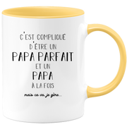 quotedazur - Mug C'est Compliqué D'Être Un Papa Parfait Et Un Papa Mais Ça Va Je Gère - Idée Cadeau Fête des Pères, Anniversaire, Noël