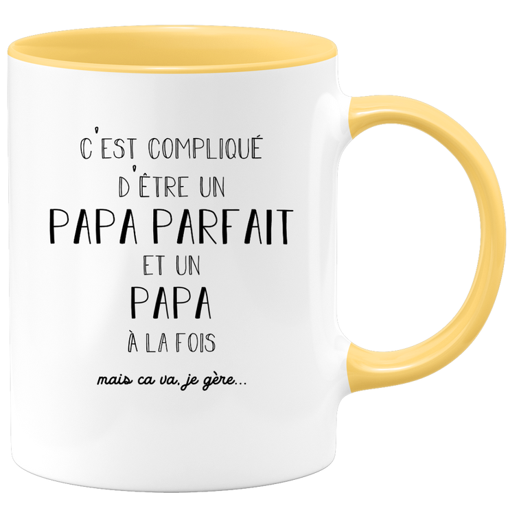 quotedazur - Mug C'est Compliqué D'Être Un Papa Parfait Et Un Papa Mais Ça Va Je Gère - Idée Cadeau Fête des Pères, Anniversaire, Noël