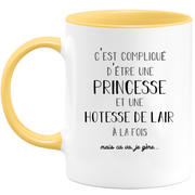 quotedazur - Mug Princesse Et Hotesse de lair A La Fois Mais Je Gère - Tasse Cadeau Femme Travail Fête Des Mères Anniversaire - Cadeau Départ ou Noël Pour Une Hotesse de lair