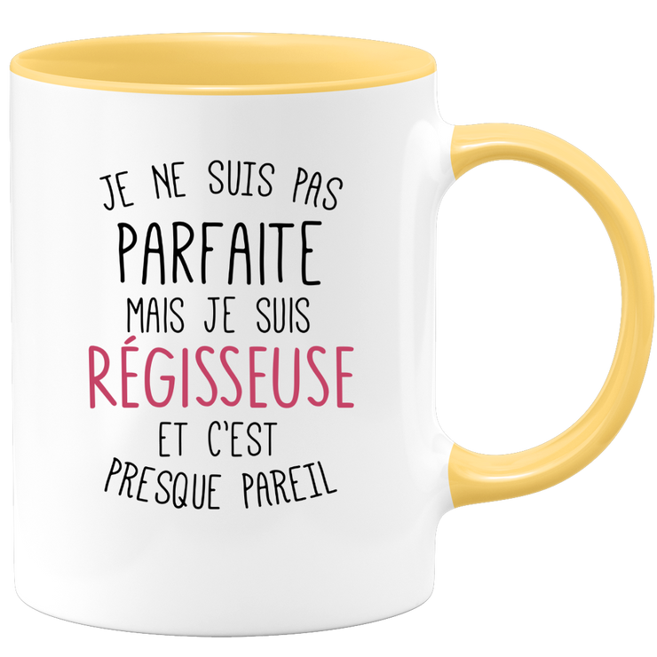 quotedazur - Mug Je Ne Suis Pas Parfaite Mais Je Suis Regisseuse Et C'Est Presque Pareil - Cadeau Humour Métier Travail  - Idée Cadeau Regisseuse Pot De Départ Cheffe  - Tasse Cadeau Noël