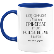 quotedazur - Mug Princesse Et Hotesse de lair A La Fois Mais Je Gère - Tasse Cadeau Femme Travail Fête Des Mères Anniversaire - Cadeau Départ ou Noël Pour Une Hotesse de lair