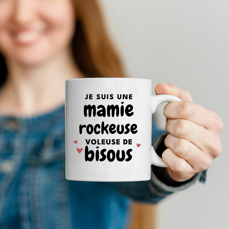 quotedazur - Mug Je Suis Une Mamie Rockeuse Voleuse De Bisous - Cadeau Fête Des Grand Mères Original - Idée Cadeau Pour Anniversaire Mémé Rock - Cadeau Future Mamy Naissance