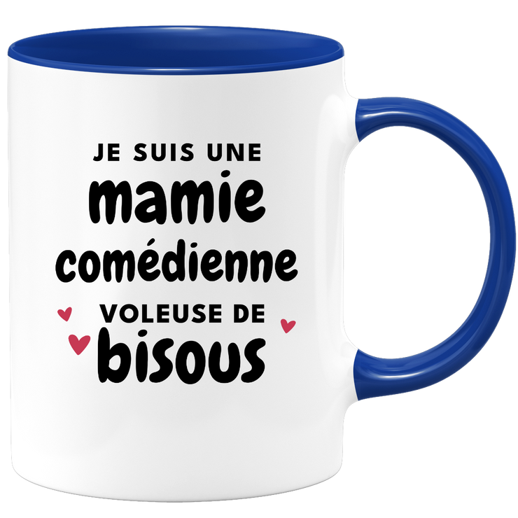 quotedazur - Mug Je Suis Une Mamie Comédienne Voleuse De Bisous - Cadeau Fête Des Grand Mères Original - Idée Cadeau Pour Anniversaire Mémé Théâtre - Cadeau Future Mamy Naissance