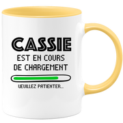 quotedazur - Mug Cassie Est En Cours De Chargement Veuillez Patienter - Cadeau Cassie Prénom Femme Personnalisé - Cadeau Annniversaire Noël Adolescent Collègue