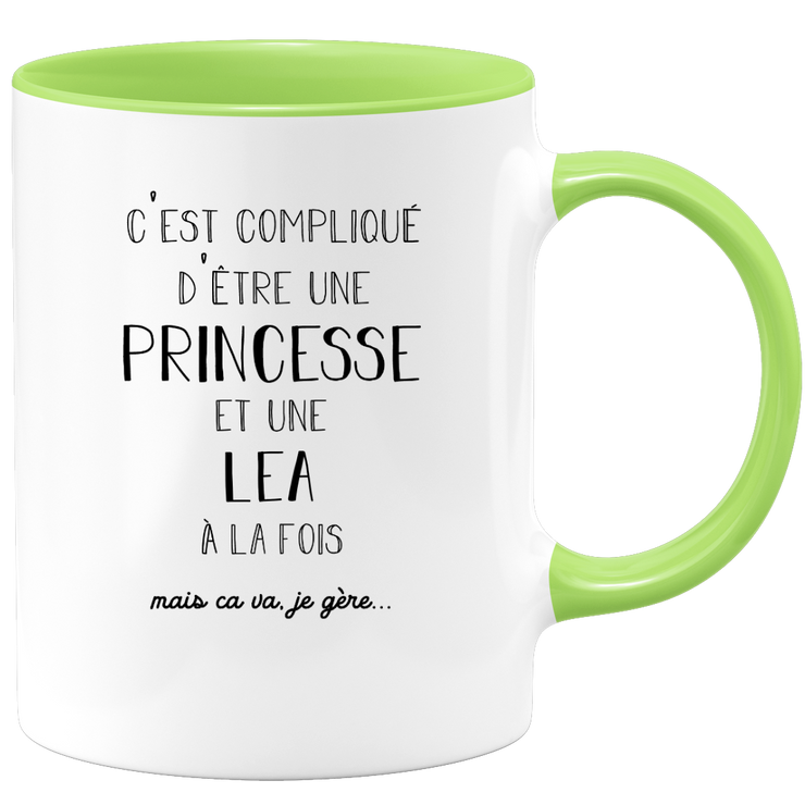 quotedazur - Mug Prénom Lea Compliqué D'Être Une Princesse Et Une Lea Mais Ca Va Je Gère - Cadeau Humour Prénom - Idée Cadeau Famille Saint Valentin - Tasse Prénom Lea - Idéal Pour Noël Au Bureau