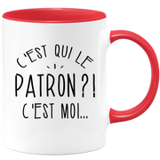 quotedazur - Mug C'Est Qui Le Patron - Cadeau Collègue Retraite - Idée Cadeau Original, Humour Femme - Tasse Couple Saint Valentin - Gadget Geek Homme - Idéal Anniversaire Soeur Ou Meilleure