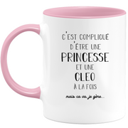 quotedazur - Mug Prénom Cleo Compliqué D'Être Une Princesse Et Une Cleo Mais Ca Va Je Gère - Cadeau Humour Prénom - Idée Cadeau Famille Saint Valentin - Tasse Prénom Cleo - Idéal Pour Noël Au Bureau