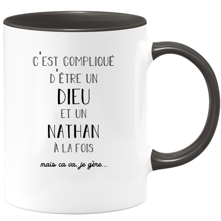 quotedazur - Mug Compliqué D'Être Un Dieu Et Un Nathan Mais Ça Va Je Gère - Cadeau Humour Prénom - Idée Cadeau Famille Saint Valentin - Tasse Prénom Nathan