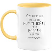 quotedazur - Mug Compliqué D'Être Un Homme Idéal Et Un Bogdan Mais Ça Va Je Gère - Cadeau Humour Prénom - Idée Cadeau Famille Saint Valentin - Tasse Prénom Bogdan