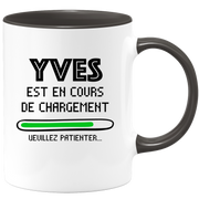 quotedazur - Mug Yves Est En Cours De Chargement Veuillez Patienter - Cadeau Yves Prénom Homme Personnalisé - Cadeau Annniversaire Noël Adolescent Collègue