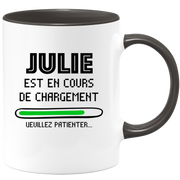 quotedazur - Mug Julie Est En Cours De Chargement Veuillez Patienter - Cadeau Julie Prénom Femme Personnalisé - Cadeau Annniversaire Noël Adolescent Collègue