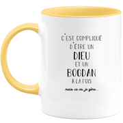 quotedazur - Mug Compliqué D'Être Un Dieu Et Un Bogdan Mais Ça Va Je Gère - Cadeau Humour Prénom - Idée Cadeau Famille Saint Valentin - Tasse Prénom Bogdan